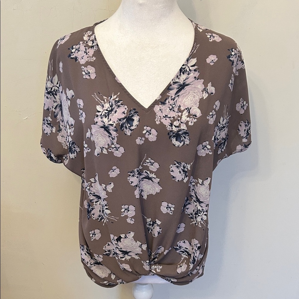 West Kei brown white Floral V-Neck Women’s blouse Size M EUC